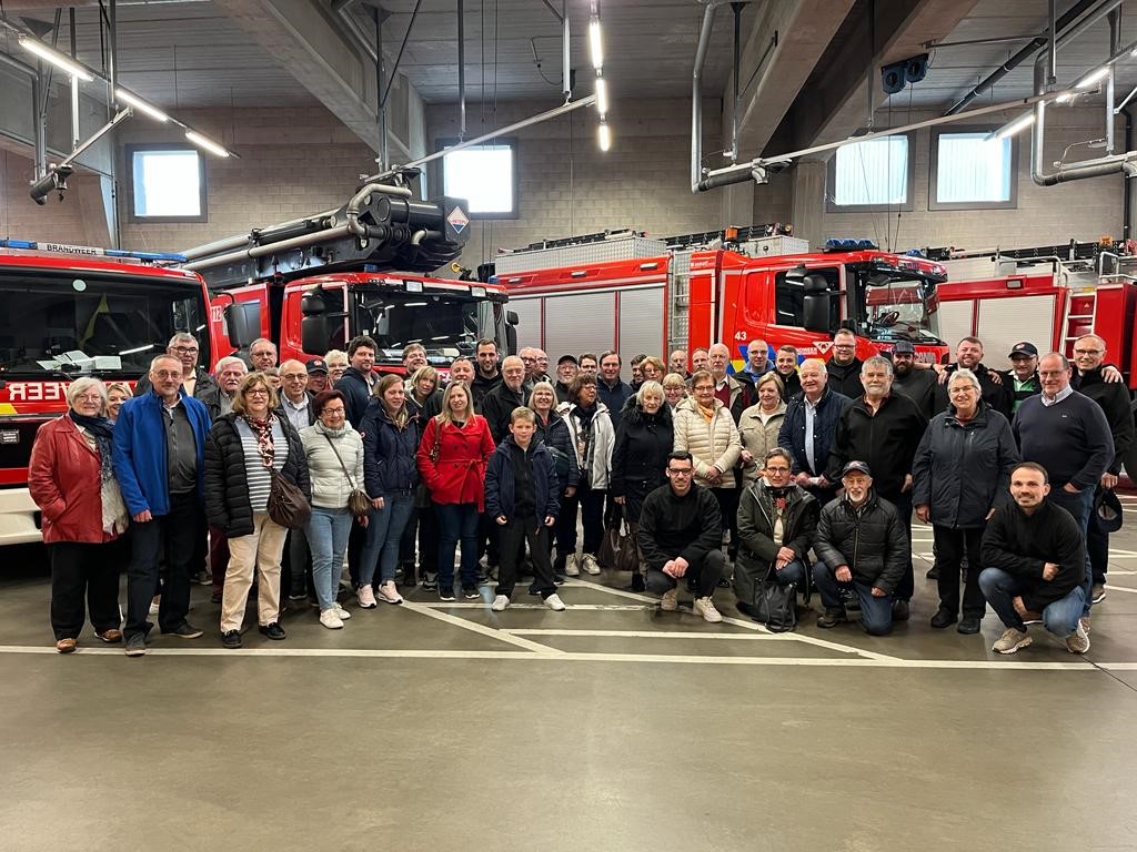Gruppenbild in der Fahrzeughalle der Brandweer Antwerpen