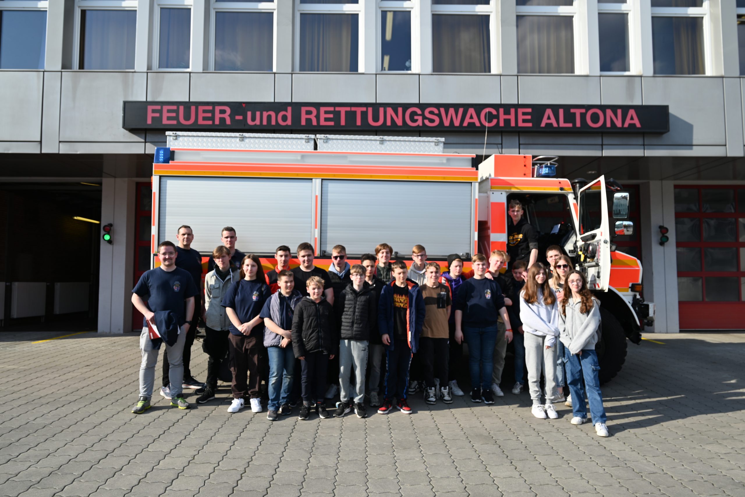 Gruppenbild vor der Feuer- und Rettungswache F12 (Altona)